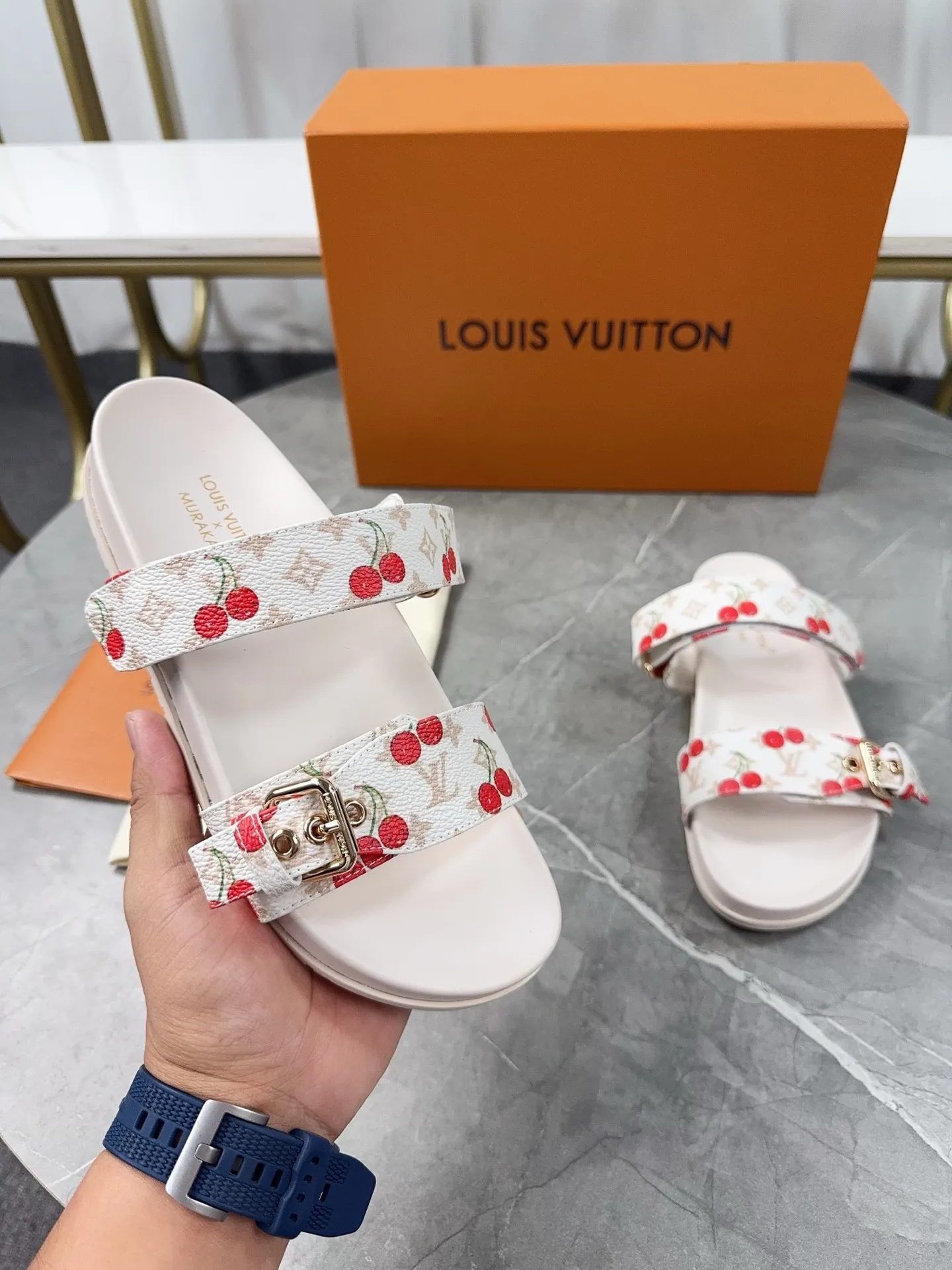 👟👟Ex-factory price 400👟👟 LV2025 spring and summer new slippers🌟The belt buckle is adjustable and elastic design, full of beach style, original molded LV metal logo decoration, fashionable and beautiful, super versatile🤳🏻Cow leather upper/custom imported jacquard fabric/original old flower leather material, water-dyed sheepskin lining (water platform + rubber sole) three-layer combination outsole 🔶Size: Female 35-43 Male: 38-46